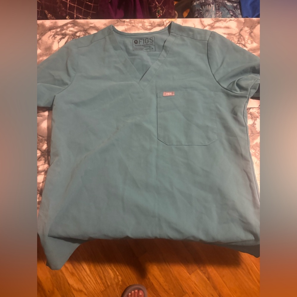 FIGS women’s scrub top marine color